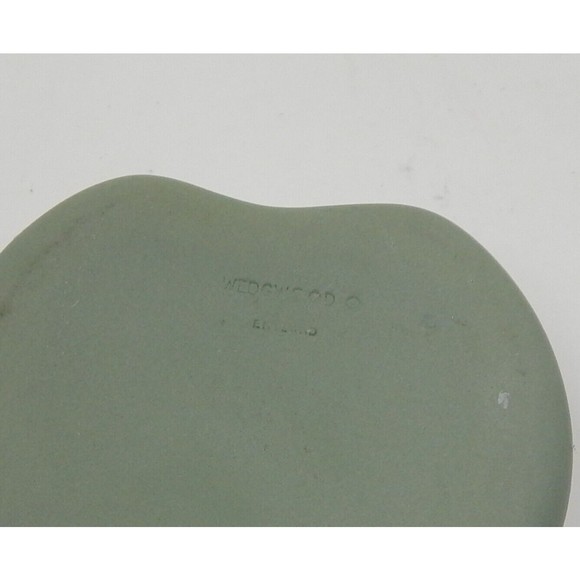 Wedgwood Green Jasperware Cupid As Oracle Bean Shaped Trinket Box with Lid - Picture 9 of 9